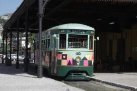 Mulheres vestidas com camiseta cor-de-rosa terão gratuidade em passeios da Linha Turística do Bonde