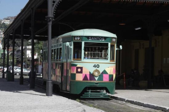 Mulheres vestidas com camiseta cor-de-rosa terão gratuidade em passeios da Linha Turística do Bonde
