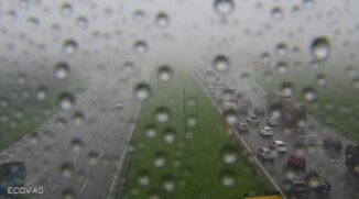 Devido ao tempo encoberto com chuva, neblina densa e baixa visibilidade, a alça da Anchieta no km 40 norte com acesso a Interligação Planalto sentido Imigrantes está bloqueada
