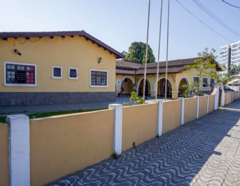 Casa da Cultura de Bertioga, localizada à Avenida Tomé de Souza, 130, no Centro