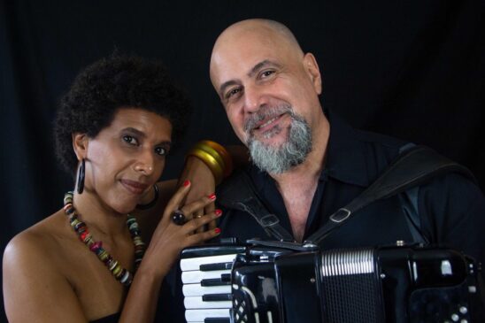 Cantora portuguesa Sandra Fidalgo, e o acordeonista paulista Toninho Ferragutti