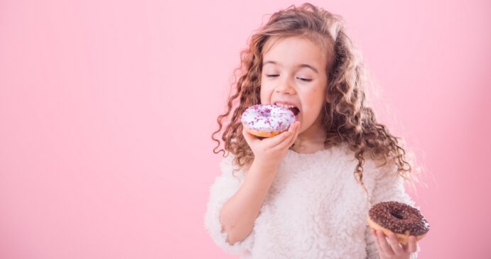 Dentista explica que o vilão por trás da dor de dente após comer doce é o açúcar