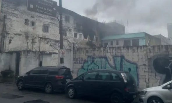 Um homem ficou ferido após um incêndio em um cortiço