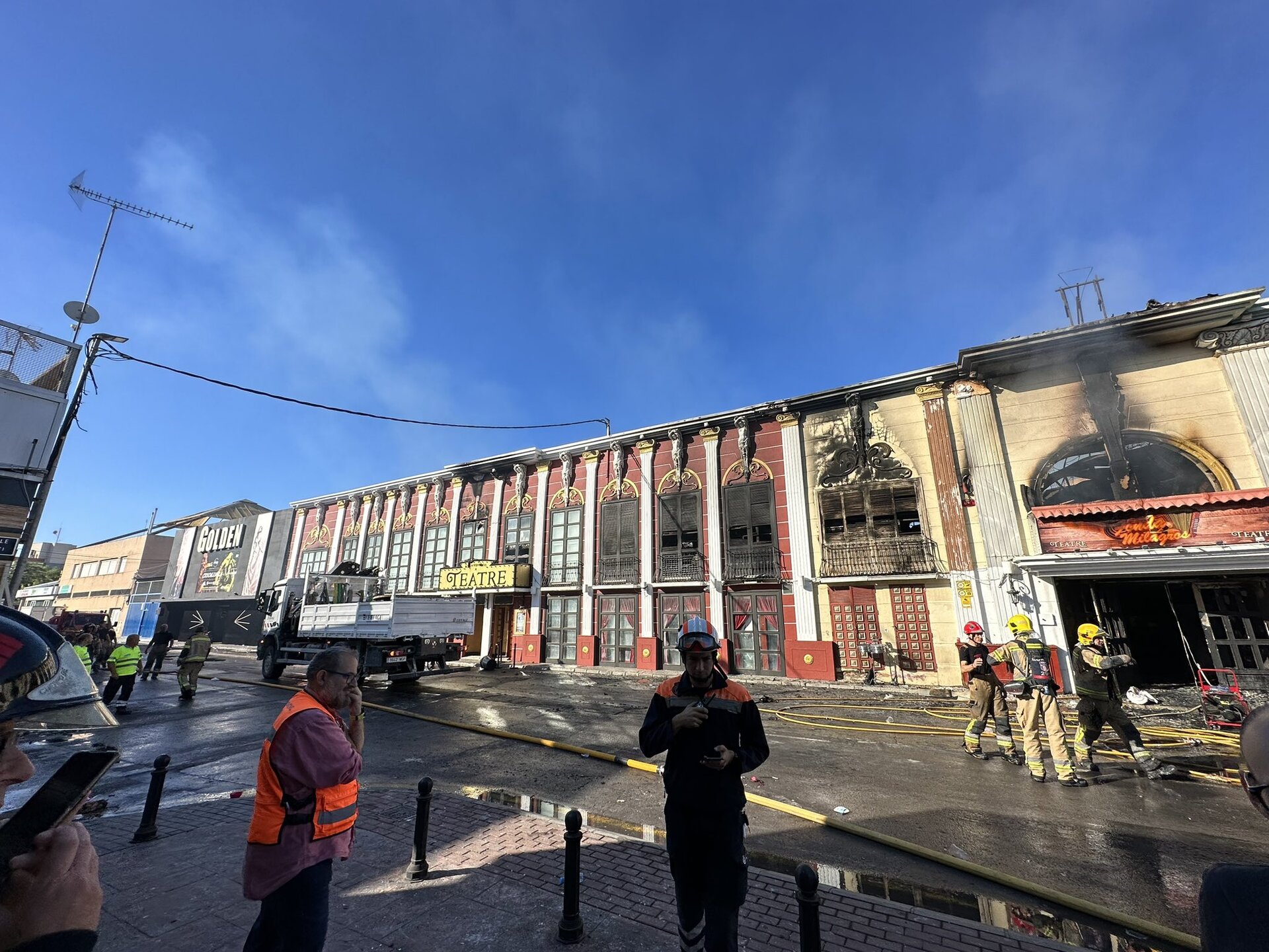 O incêndio teve origem na boate La Fonda e se espalhou para os prédios anexos: Teatre e Golden
