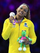 No solo, Rebeca obteve 14,066 pontos, tendo sofrido um desconto de três décimos por ter saído da área de apresentação ao se desequilibrar no último movimento