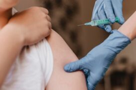 A vacina utilizada para a gripe é trivalente, ou seja, apresenta três tipos de cepas de vírus em combinação, protegendo contra os principais vírus em circulação no Brasil