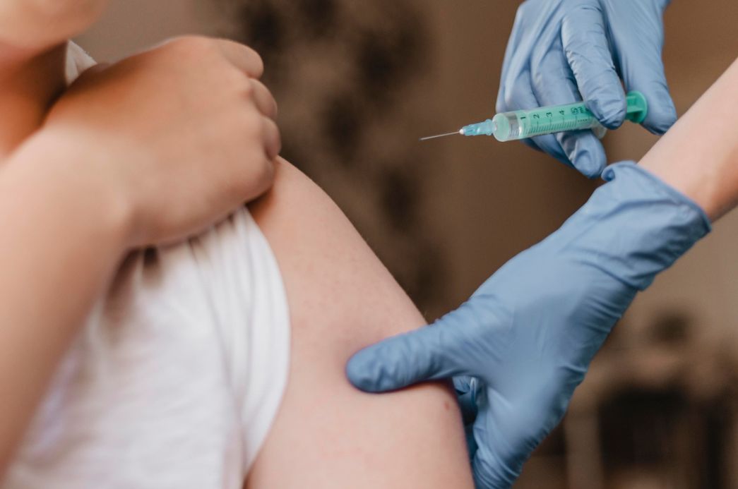 A vacina utilizada para a gripe é trivalente, ou seja, apresenta três tipos de cepas de vírus em combinação, protegendo contra os principais vírus em circulação no Brasil