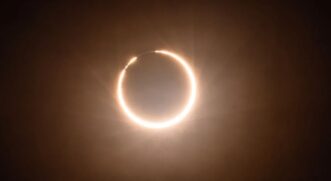 Um eclipse solar anular, ou seja, quando a Lua cobre o Sol, criando um