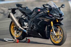 A CBR 1000 RR de rua tem motor de 216,2 cavalos de potência e 11,5 kgfm de torque e equipamentos também usados nas pistas