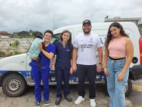 Como parte do programa educativo, as crianças recebem material didático