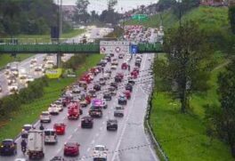 Segundo a Ecovias, concessionária que administra o SAI, o trânsito está lento do km 60 ao km 49
