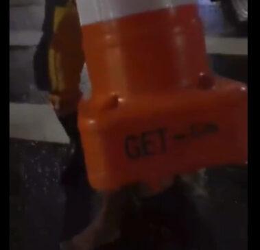 Logo após o cone ser erguido na posição vertical novamente, o agente puxa o objeto para cima