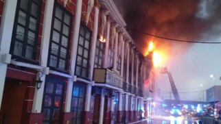As primeiras informações indicavam que o incêndio começou na boate Teatre, mas uma porta-voz declarou à imprensa local que o fogo teve origem na boate La Fonda