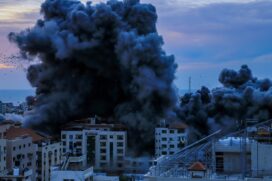 Fumaça e chamas aumentam depois que forças israelenses atingem um arranha-céu na Cidade de Gaza Hashem