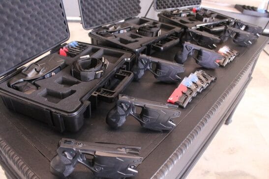 Na última sexta-feira (27), foram entregues 2,5 mil armas, do modelo Taser, a comandantes de unidades policiais de todo o estado de São Paulo