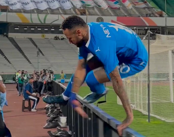 Neymar celebra primeiro gol pela equipe árabe