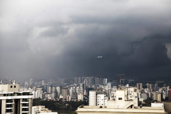 Na Capital, Região Metropolitana de São Paulo, Região do Vale do Ribeira e Itapeva são esperados acumulados de até 50mm
