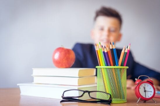 Os benefícios de ensinar educação financeira desde cedo são numerosos