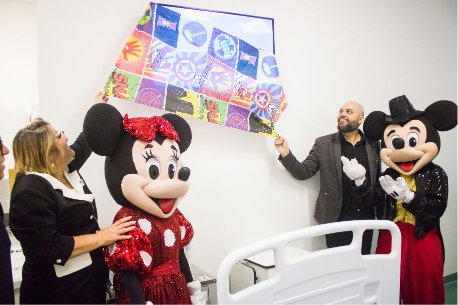 A entrega contou com a presença dos personagens Mickey e Minnie para completar a alegria da criançada