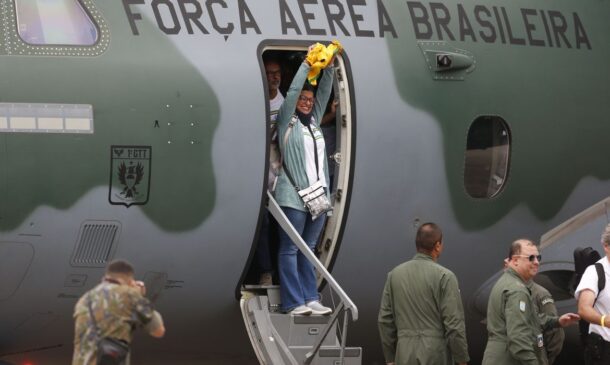 Na manhã de hoje (13) chegou o terceiro desses voos, com 69 passageiros: cinco deles desembarcaram em Recife e, o restante, na Base Aérea de Guarulhos. Todos esse voos saíram de Israel
