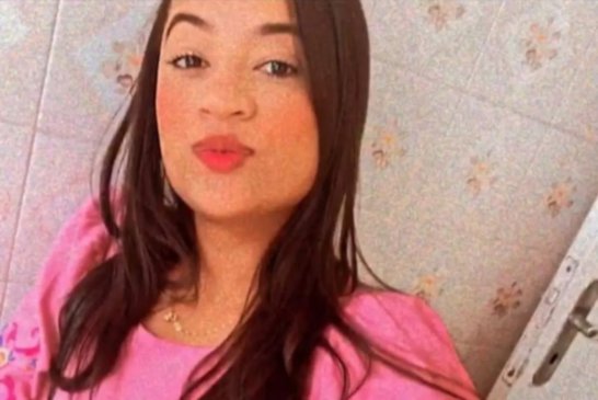 Ela foi encontrada esfaqueada com o acusado, dentro de sua casa