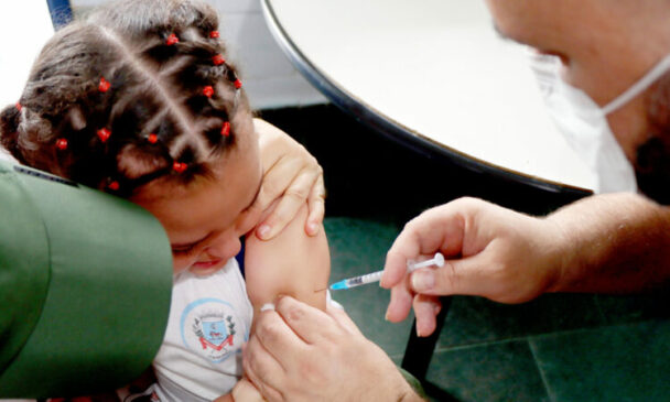 Estão sendo oferecidas todas as vacinas do calendário, incluindo as da covid-19 e influenza