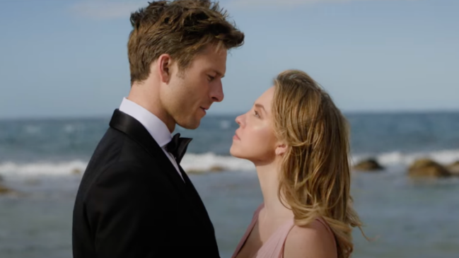 Sydney Sweeney e Glen Powell em cena