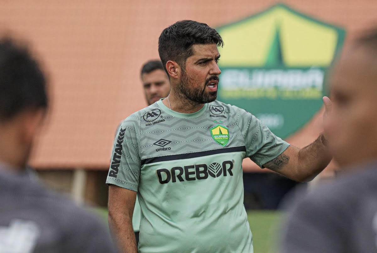 O técnico António Oliveira, do Cuiabá, se mostrou bastante irritado após a derrota da sua equipe para o Corinthians, nesta quarta-feira (25), pelo Campeonato Brasileiro