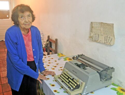 Dona Terezinha ainda mostrauma antiga máquina de escrever, em sua casa, em Itanhaém