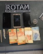 Durante a averiguação, foi constatado que o suspeito usava drogas, além de possuir três aparelhos celulares e R$ 62 reais