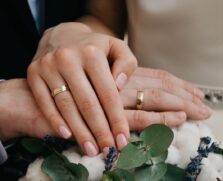 O Casamento Comunitário oferece 80 vagas e é direcionado às pessoas que desejam oficializar a união