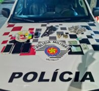 No imóvel, foram encontrados uma sacola com 88 porções de maconha e 23 porções de crack
