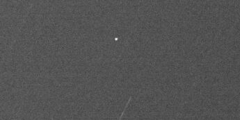 Ponto branco que aparece na imagem é a maleta esquecida por astronauta no espaço