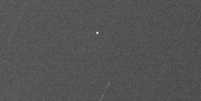 Ponto branco que aparece na imagem é a maleta esquecida por astronauta no espaço