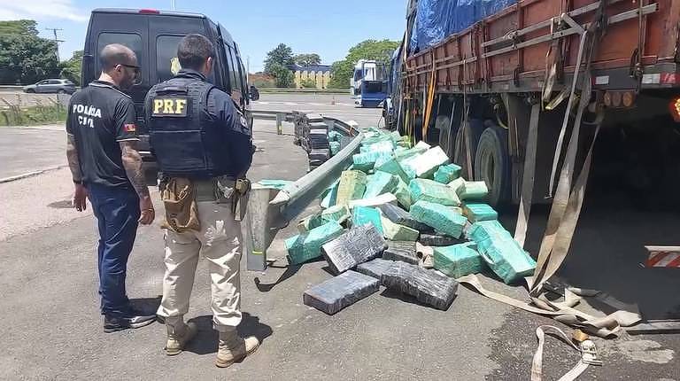 Polícia Rodoviária Federal encontrou 2.785 kg de maconha acondicionada em pacotes escondidos entre a carga