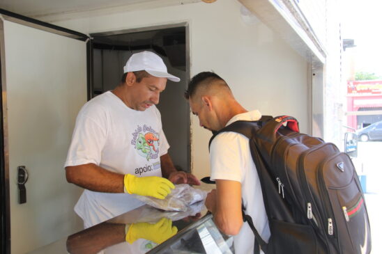 Em alguns pontos de parada do veículo, também acontece a Feira de Agricultura Familiar