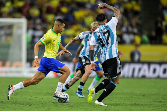 A partida iniciou com quase 30 minutos de atraso