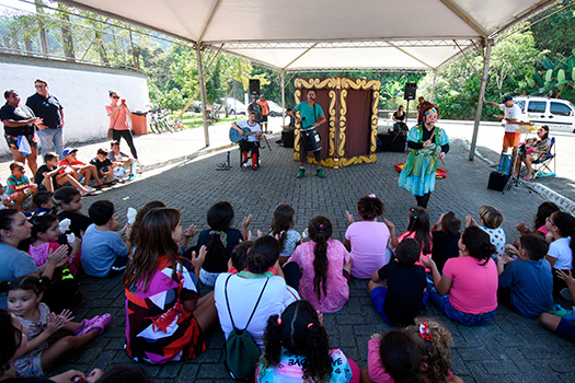 Além de jogos, piscina de bolinhas e pula-pula, o evento oferece contação de histórias e apresentação teatral