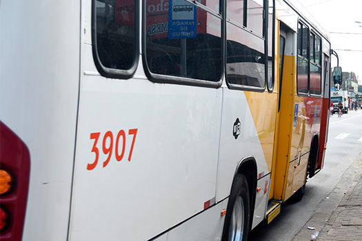A polícia foi acionada e negociou a libertação do motorista, que ficou refém por quase 1 hora