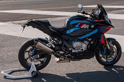 A BMW M 1000 XR tem motor de quatro cilindros refrigerado a água com 201 cavalos de potência e 11,3 kgfm de torque, com um total de 14.600 rotações