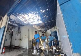 Umas das câmaras frias teve um curto circuito no quadro e os funcionários não conseguiram parar o incêndio.