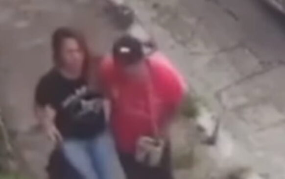 Uma mulher foi salva por um motorista e passageiros de um ônibus após perceberem que ela estava sendo obrigada a acompanhar um homem