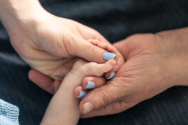 O termo 'geração sanduíche' refere-se a mulheres que estão entre duas gerações, uma mais nova e outra mais velha, que dependem simultaneamente dela