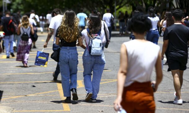 As primeiras provas do Exame Nacional do Ensino Médio (Enem) serão realizadas neste domingo (5)