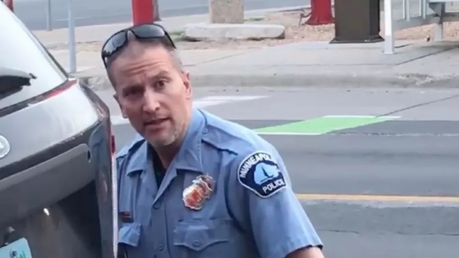 Derek Chauvin foi atacado por outro preso na sexta (24) em uma prisão federal de segurança média no Arizona