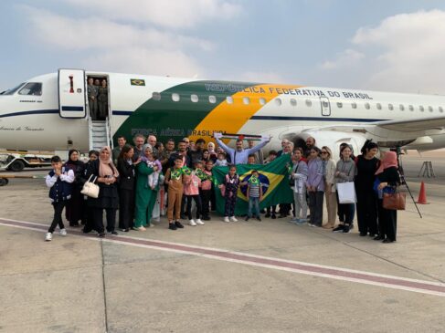 Grupo de 32 brasileiros e familiares que estavam na Faixa de Gaza e embarcaram em voo da FAB para o Brasil