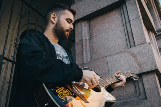 Cantor e compositor santista Felipe Tedesco