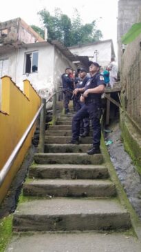 Uma operação para coibir ferros-velhos irregulares no Morro do José Menino identificou um local que realizava comércio de peças de forma clandestina