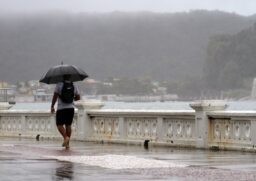 As chuvas devem continuar nas cidades do litoral paulista, que já registraram todo o acumulado de chuva esperado para o mês de janeiro dentro de 72 horas, segundo o CGE