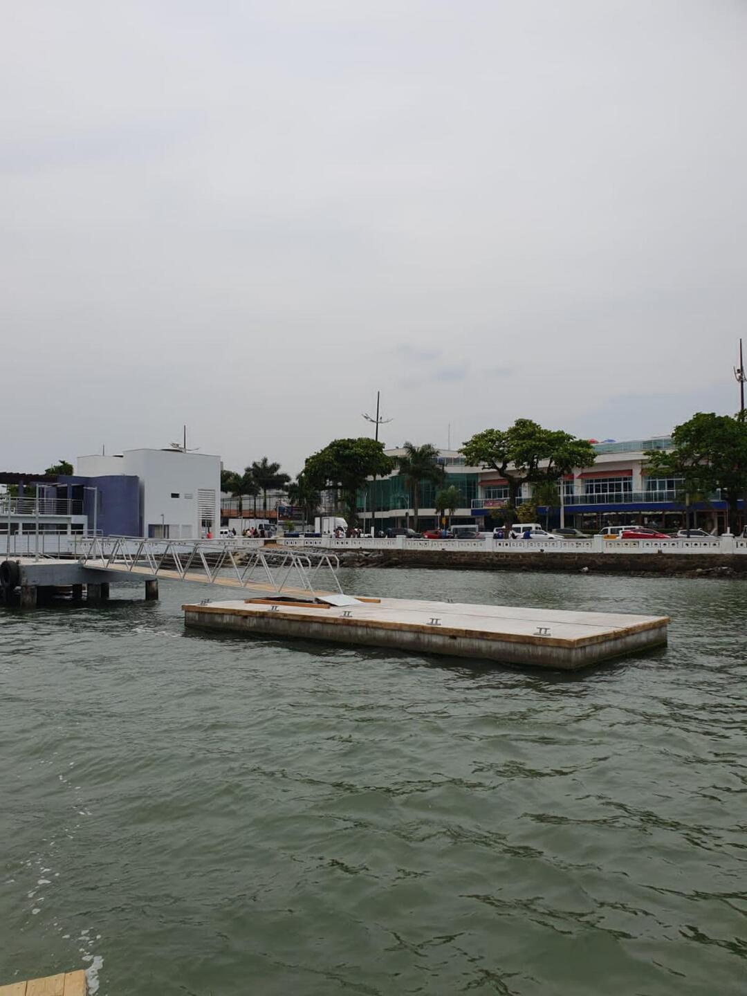 Píer tem passarela com guarda-corpo para segurança dos usuários